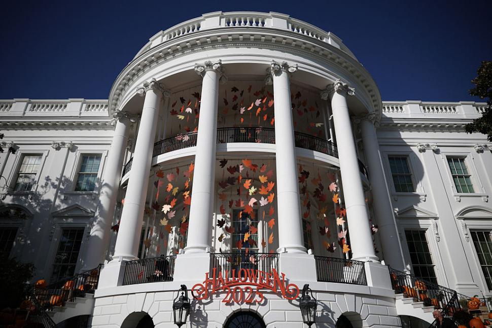 Melania Trump a dezvăluit decorațiunile de Crăciun de anul acesta de la Casa Albă. Bradul a trebuit mutat din cauza demolărilor 1028084