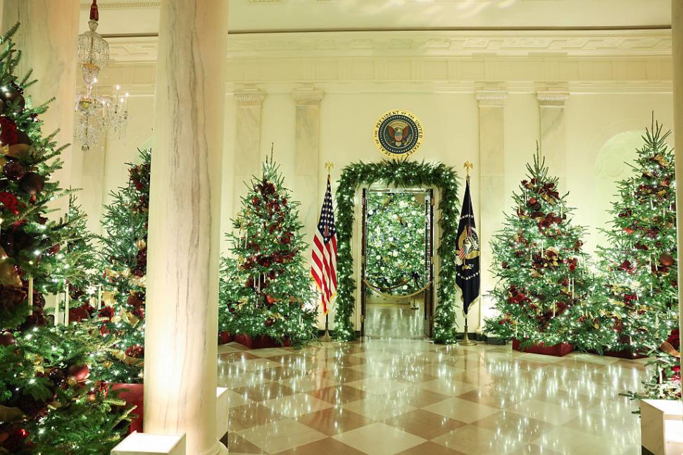 Melania Trump a dezvăluit decorațiunile de Crăciun de anul acesta de la Casa Albă. Bradul a trebuit mutat din cauza demolărilor 1028088