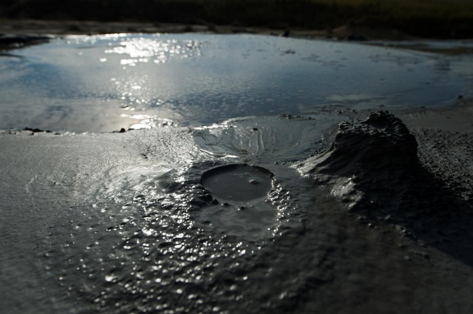 Nămolul de la Vulcanii Noroioși este trimis la analize. Rezultatul este esențial pentru locuitorii din zonă 1028142