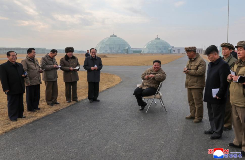 Pentru tinerii din Coreea de Nord, Kim Jong Un este un „fashion icon”. Ce se vinde acum ca pâinea caldă la Phenian 1028253