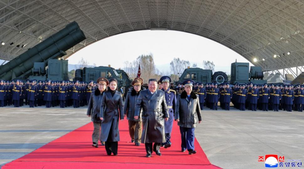 Pentru tinerii din Coreea de Nord, Kim Jong Un este un „fashion icon”. Ce se vinde acum ca pâinea caldă la Phenian 1028257