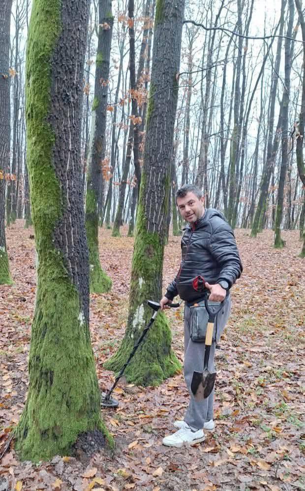 Descoperire arheologică de tezaur, total întâmplătoare, în România: Un detectorist a găsit 4 brățări tracice de aur în jurul unui copac 1028544