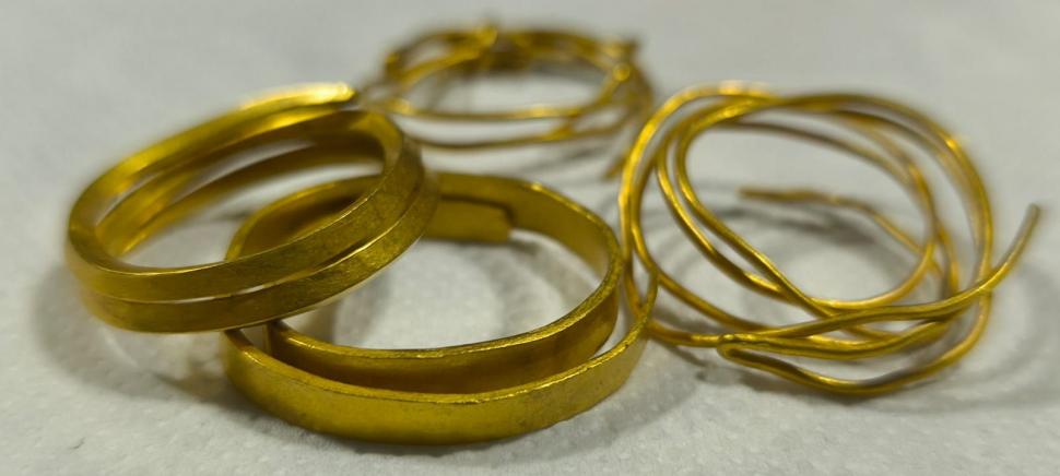 Descoperire arheologică de tezaur, total întâmplătoare, în România: Un detectorist a găsit 4 brățări tracice de aur în jurul unui copac 1028545