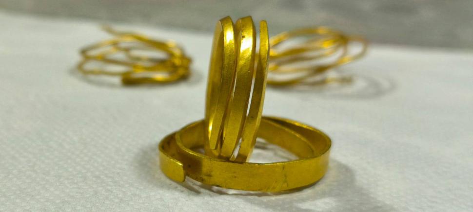 Descoperire arheologică de tezaur, total întâmplătoare, în România: Un detectorist a găsit 4 brățări tracice de aur în jurul unui copac 1028546