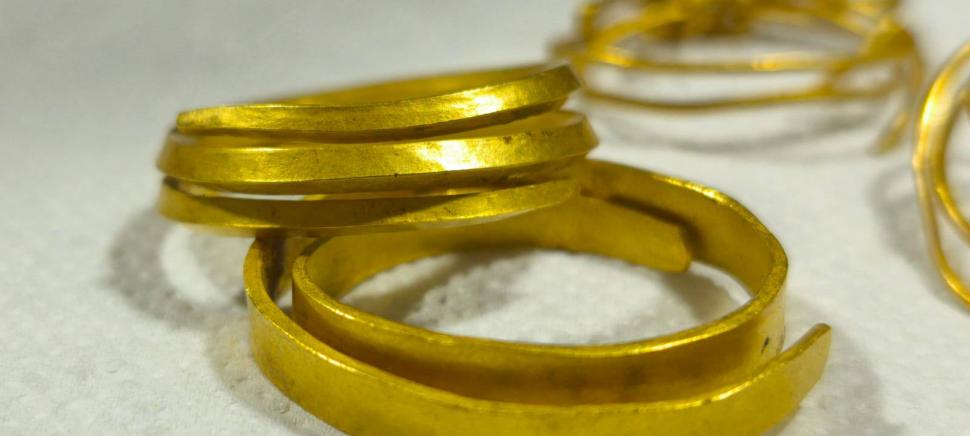 Descoperire arheologică de tezaur, total întâmplătoare, în România: Un detectorist a găsit 4 brățări tracice de aur în jurul unui copac 1028547