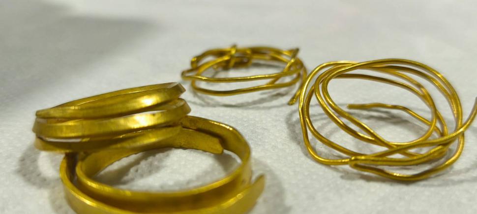 Descoperire arheologică de tezaur, total întâmplătoare, în România: Un detectorist a găsit 4 brățări tracice de aur în jurul unui copac 1028548