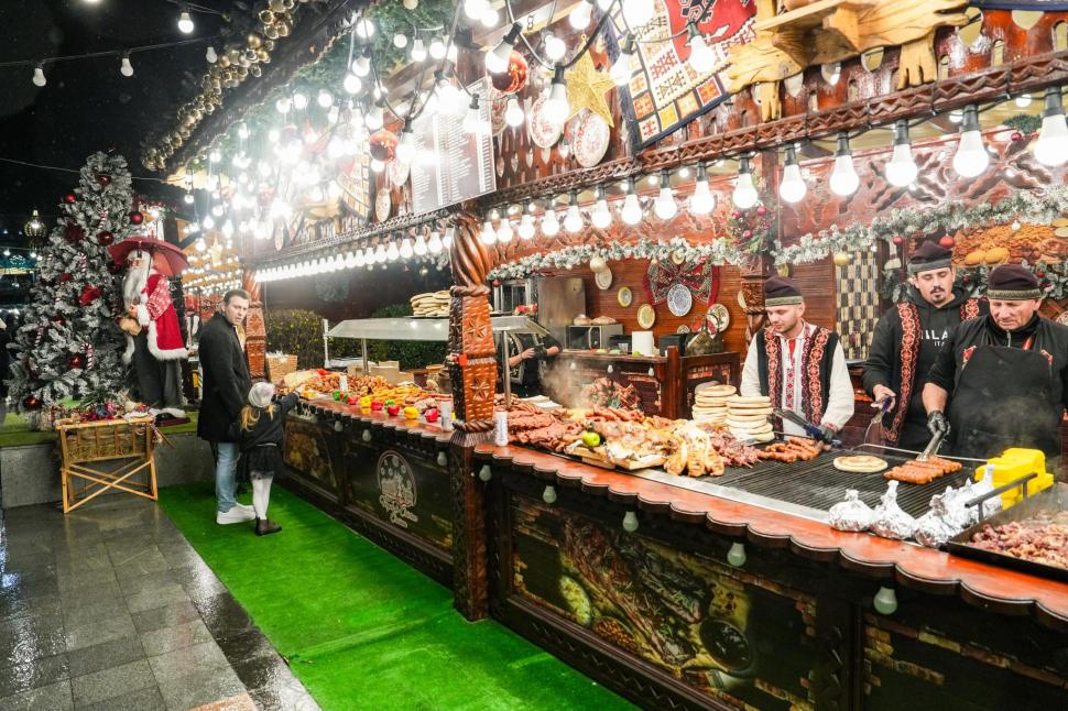 Mama lui Elon Musk este impresionată de Târgul de Crăciun de la Craiova. Reacția Olguței Vasilescu 1028510