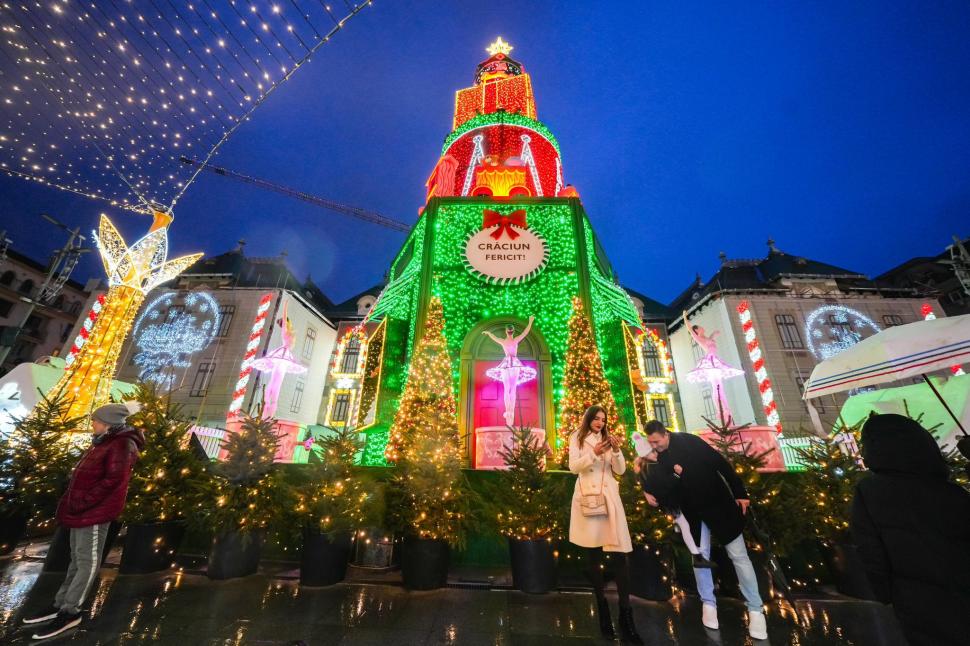 Mama lui Elon Musk este impresionată de Târgul de Crăciun de la Craiova. Reacția Olguței Vasilescu 1028512