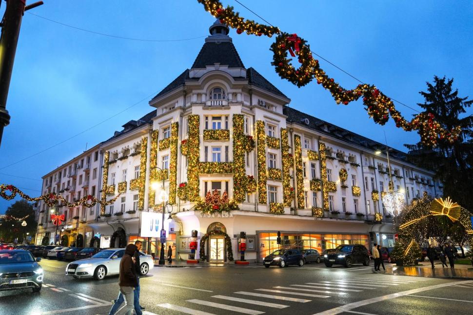 Mama lui Elon Musk este impresionată de Târgul de Crăciun de la Craiova. Reacția Olguței Vasilescu 1028516