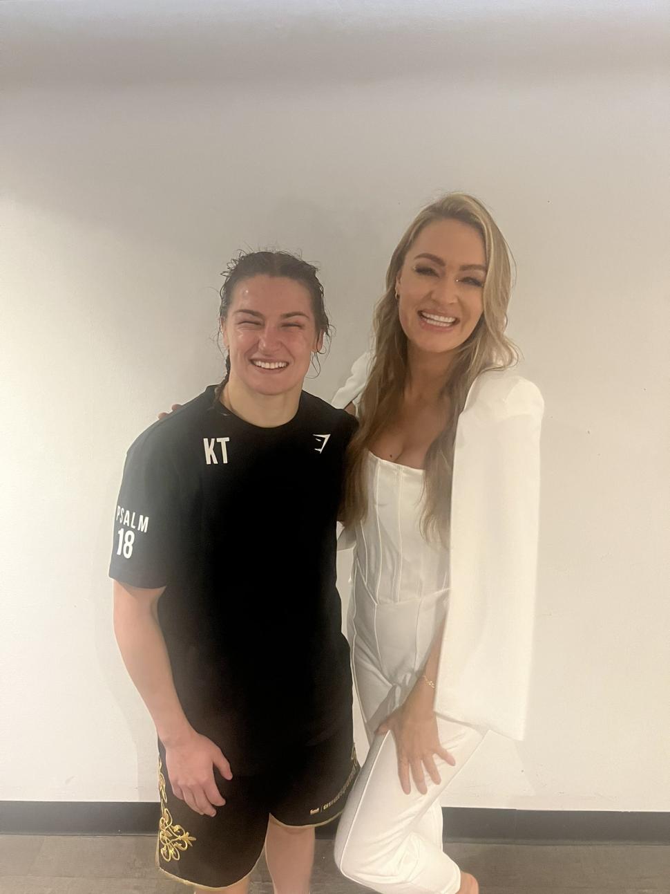 Momentul în care celebra prezentatoare Laura Woods leșină în direct, înaintea unui meci amical de fotbal 1028475