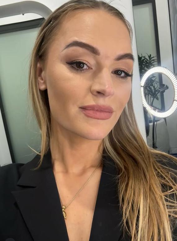 Momentul în care celebra prezentatoare Laura Woods leșină în direct, înaintea unui meci amical de fotbal 1028478