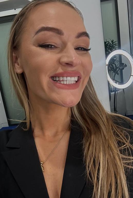 Momentul în care celebra prezentatoare Laura Woods leșină în direct, înaintea unui meci amical de fotbal 1028479