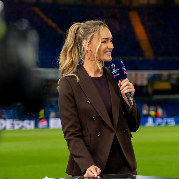 Momentul în care celebra prezentatoare Laura Woods leșină în direct, înaintea unui meci amical de fotbal 1028480