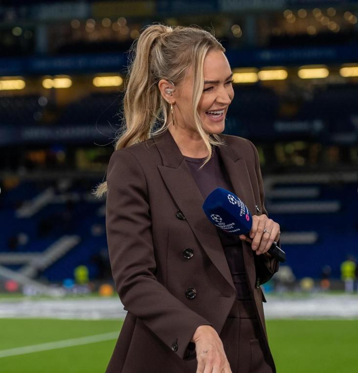 Momentul în care celebra prezentatoare Laura Woods leșină în direct, înaintea unui meci amical de fotbal 1028481