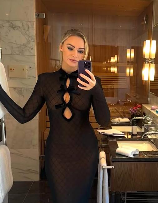 Momentul în care celebra prezentatoare Laura Woods leșină în direct, înaintea unui meci amical de fotbal 1028482