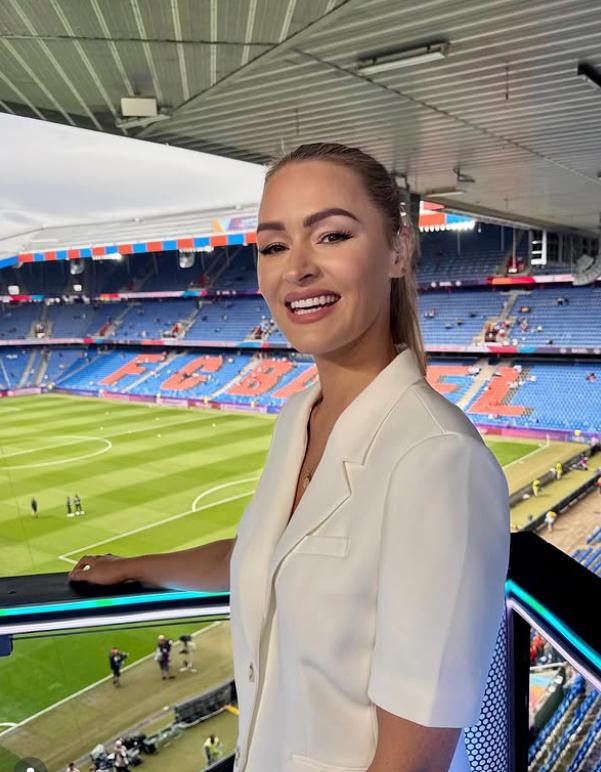 Momentul în care celebra prezentatoare Laura Woods leșină în direct, înaintea unui meci amical de fotbal 1028486