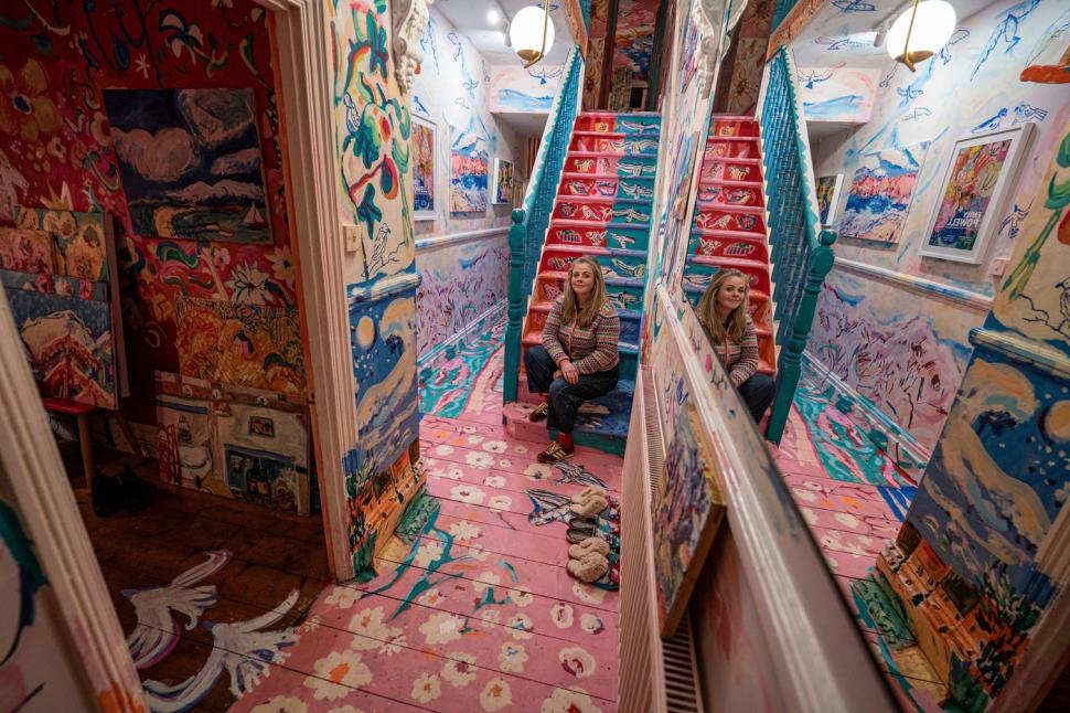 O artistă și-a transformat casa într-o pictură gigantică, în zece ani. Acum, vrea să o vândă cu milioane de euro: Cum arată locuința 1028660