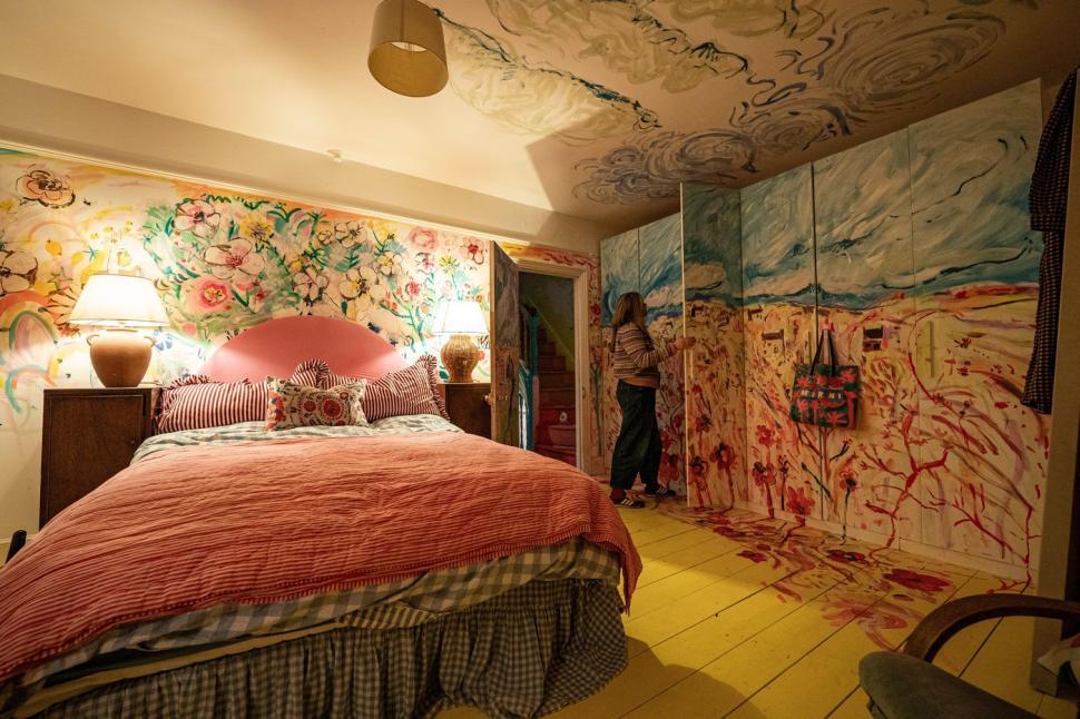 O artistă și-a transformat casa într-o pictură gigantică, în zece ani. Acum, vrea să o vândă cu milioane de euro: Cum arată locuința 1028661