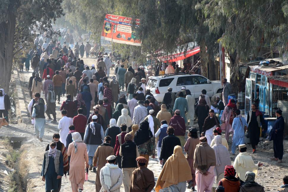 Talibanii l-au pus pe un băiat de 13 ani să-l execute pe un criminal condamnat, pe un stadion, în fața a 80.000 de oameni 1028675