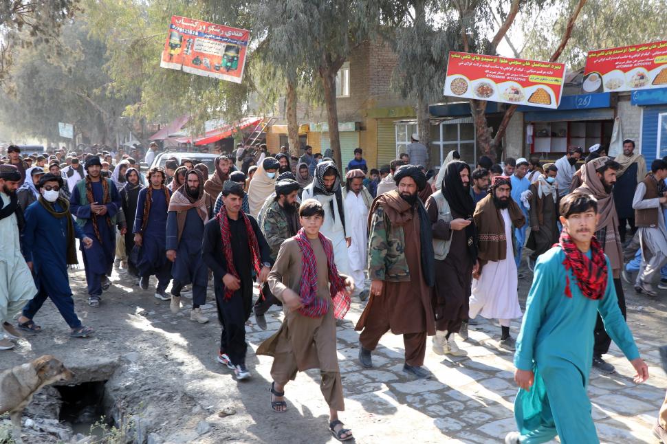 Talibanii l-au pus pe un băiat de 13 ani să-l execute pe un criminal condamnat, pe un stadion, în fața a 80.000 de oameni 1028676