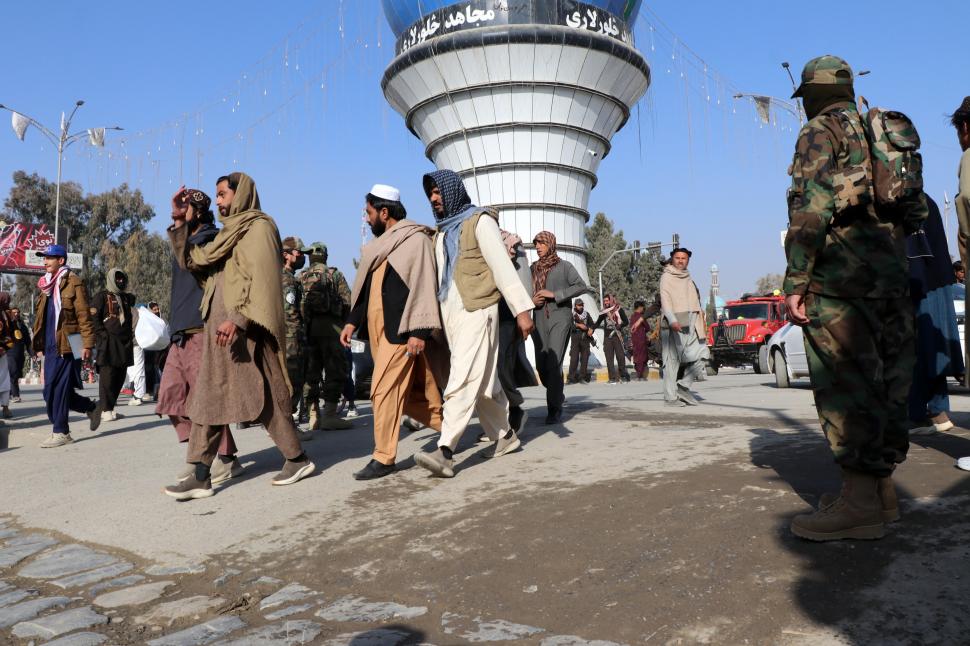 Talibanii l-au pus pe un băiat de 13 ani să-l execute pe un criminal condamnat, pe un stadion, în fața a 80.000 de oameni 1028677