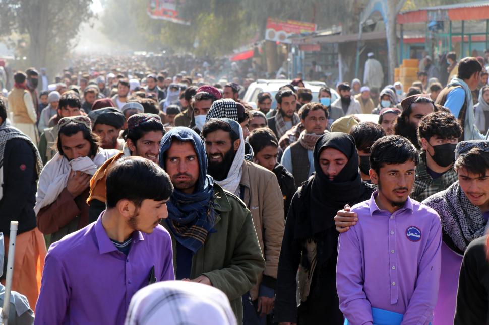 Talibanii l-au pus pe un băiat de 13 ani să-l execute pe un criminal condamnat, pe un stadion, în fața a 80.000 de oameni 1028678