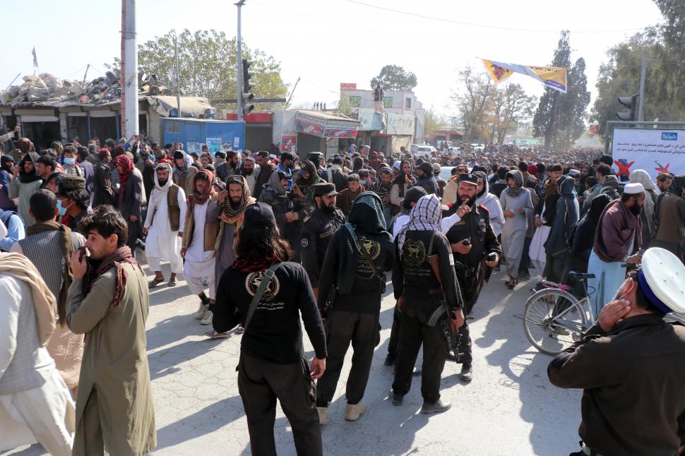 Talibanii l-au pus pe un băiat de 13 ani să-l execute pe un criminal condamnat, pe un stadion, în fața a 80.000 de oameni 1028679