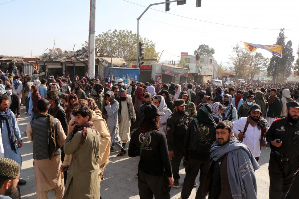 Talibanii l-au pus pe un băiat de 13 ani să-l execute pe un criminal condamnat, pe un stadion, în fața a 80.000 de oameni 1028680