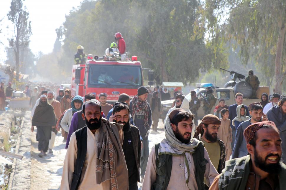 Talibanii l-au pus pe un băiat de 13 ani să-l execute pe un criminal condamnat, pe un stadion, în fața a 80.000 de oameni 1028681