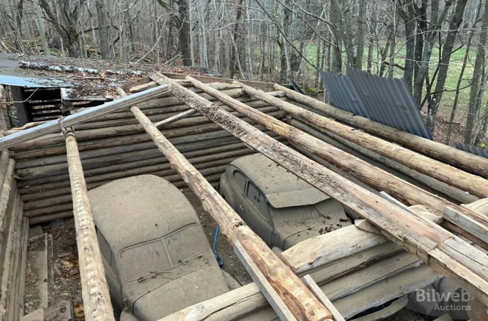 Un suedez care a cumpărat o fermă veche a descoperit într-un hambar două mașini de epocă spectaculoase. Ultima dată au circulat în 1965 1028452