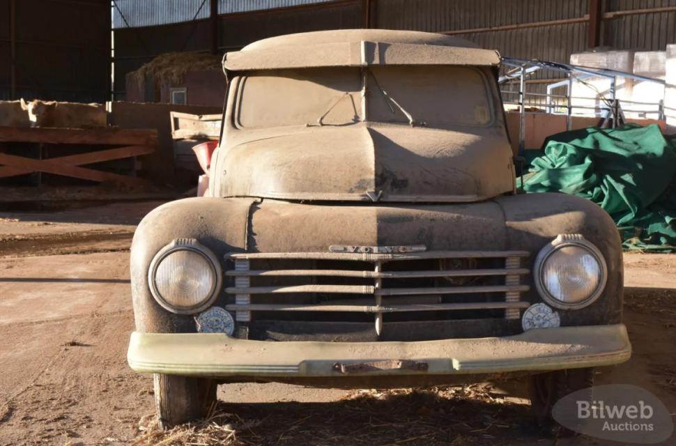 Un suedez care a cumpărat o fermă veche a descoperit într-un hambar două mașini de epocă spectaculoase. Ultima dată au circulat în 1965 1028453