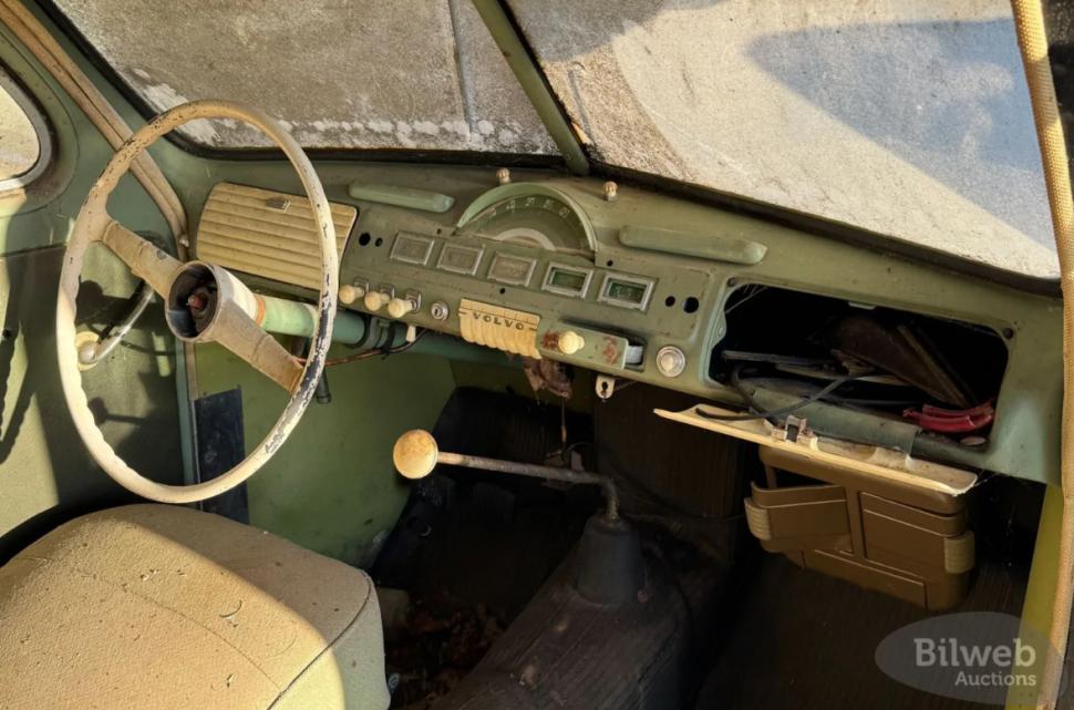 Un suedez care a cumpărat o fermă veche a descoperit într-un hambar două mașini de epocă spectaculoase. Ultima dată au circulat în 1965 1028454