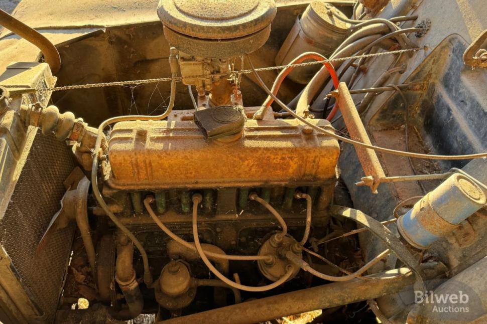 Un suedez care a cumpărat o fermă veche a descoperit într-un hambar două mașini de epocă spectaculoase. Ultima dată au circulat în 1965 1028455