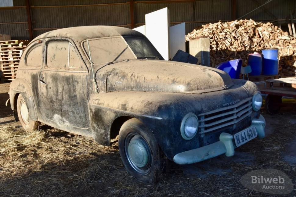 Un suedez care a cumpărat o fermă veche a descoperit într-un hambar două mașini de epocă spectaculoase. Ultima dată au circulat în 1965 1028456