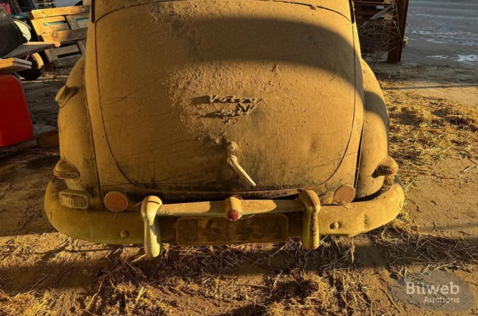 Un suedez care a cumpărat o fermă veche a descoperit într-un hambar două mașini de epocă spectaculoase. Ultima dată au circulat în 1965 1028457