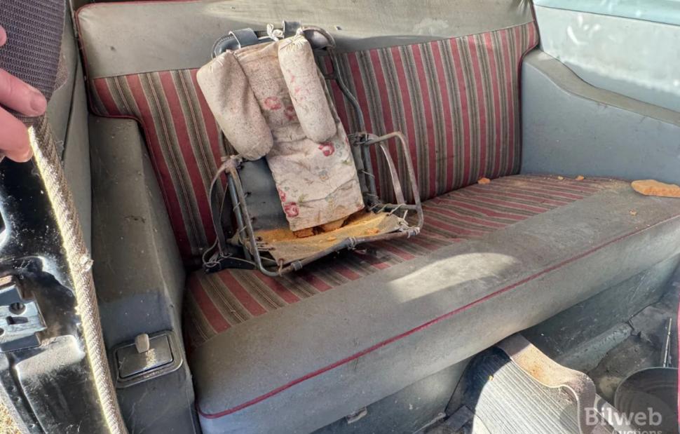 Un suedez care a cumpărat o fermă veche a descoperit într-un hambar două mașini de epocă spectaculoase. Ultima dată au circulat în 1965 1028458