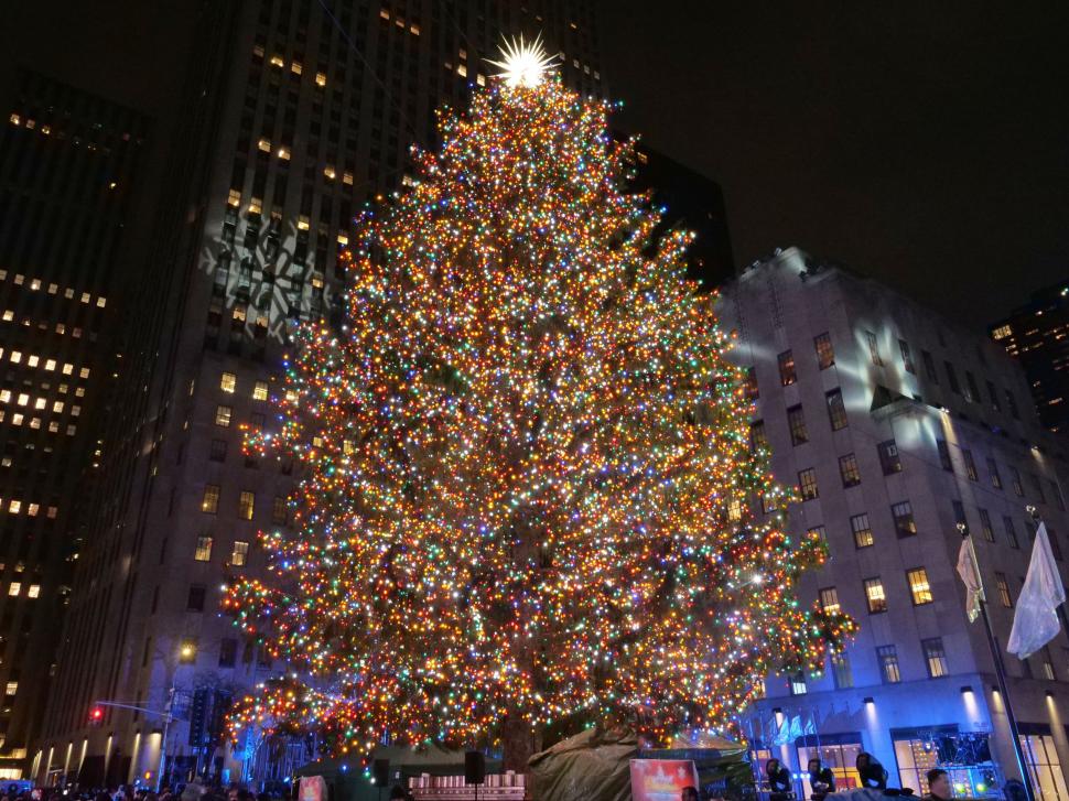 Bradul de la Rockefeller Center devenit emblema Crăciunului în New York. Românii îl știu din „Singur acasă” dar povestea începe în 1930 1028898