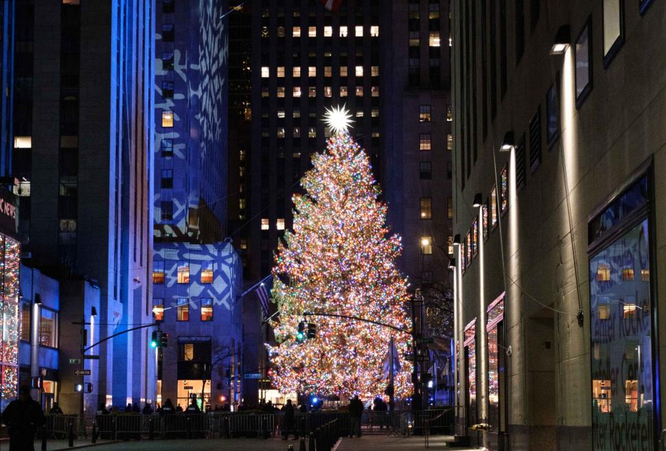 Bradul de la Rockefeller Center devenit emblema Crăciunului în New York. Românii îl știu din „Singur acasă” dar povestea începe în 1930 1028900