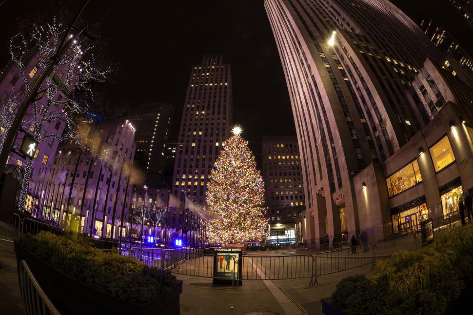Bradul de la Rockefeller Center devenit emblema Crăciunului în New York. Românii îl știu din „Singur acasă” dar povestea începe în 1930 1028901