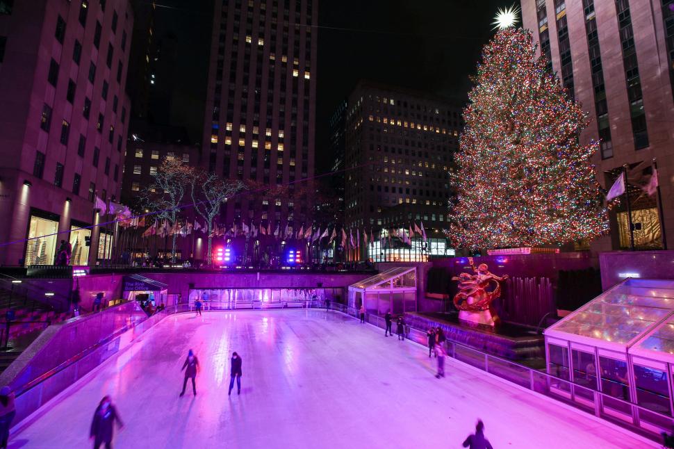 Bradul de la Rockefeller Center devenit emblema Crăciunului în New York. Românii îl știu din „Singur acasă” dar povestea începe în 1930 1028902