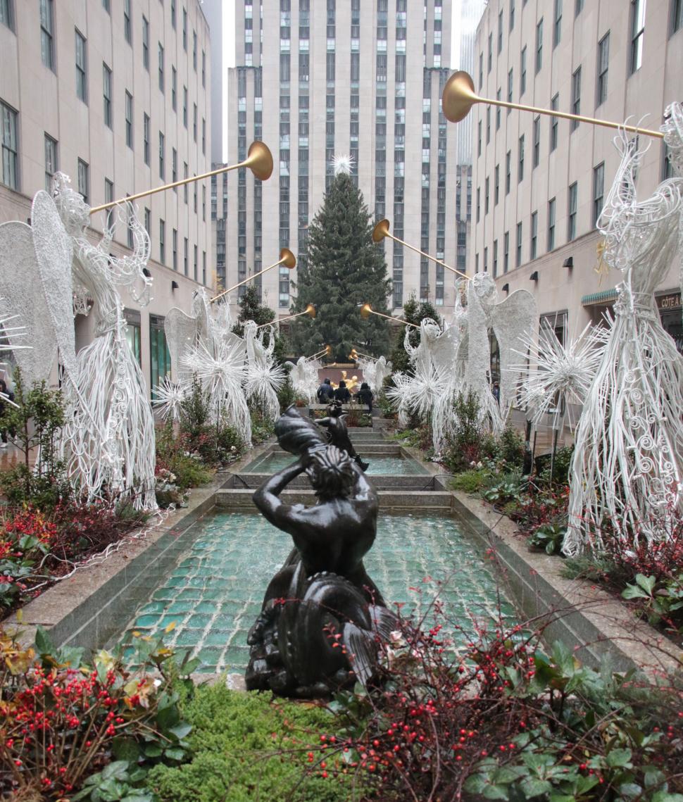 Bradul de la Rockefeller Center devenit emblema Crăciunului în New York. Românii îl știu din „Singur acasă” dar povestea începe în 1930 1028904