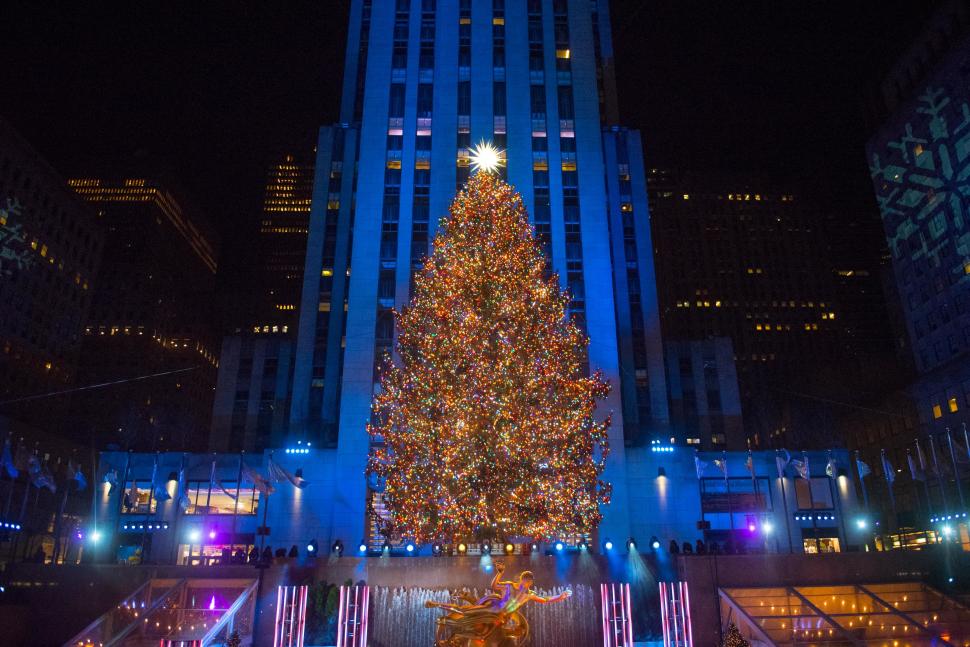 Bradul de la Rockefeller Center devenit emblema Crăciunului în New York. Românii îl știu din „Singur acasă” dar povestea începe în 1930 1028905