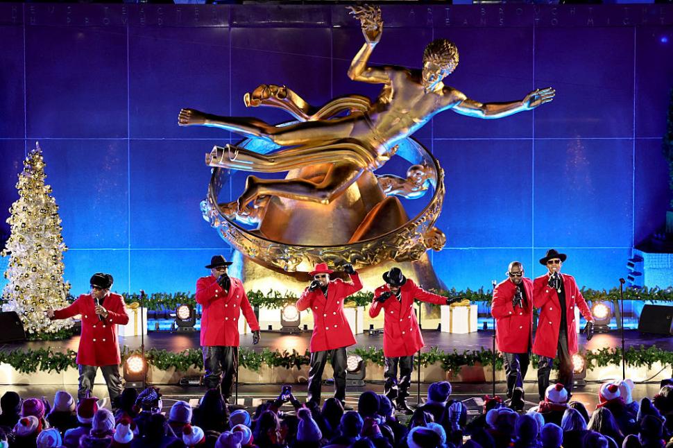 Momentul în care e aprins celebrul brad de la Rockefeller Center din New York: Are în vârf o stea cu 3 milioane de cristale Swarovski 1028846