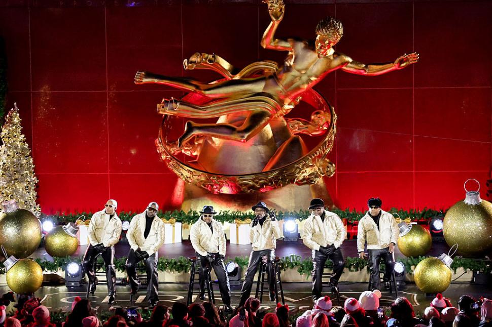 Momentul în care e aprins celebrul brad de la Rockefeller Center din New York: Are în vârf o stea cu 3 milioane de cristale Swarovski 1028848