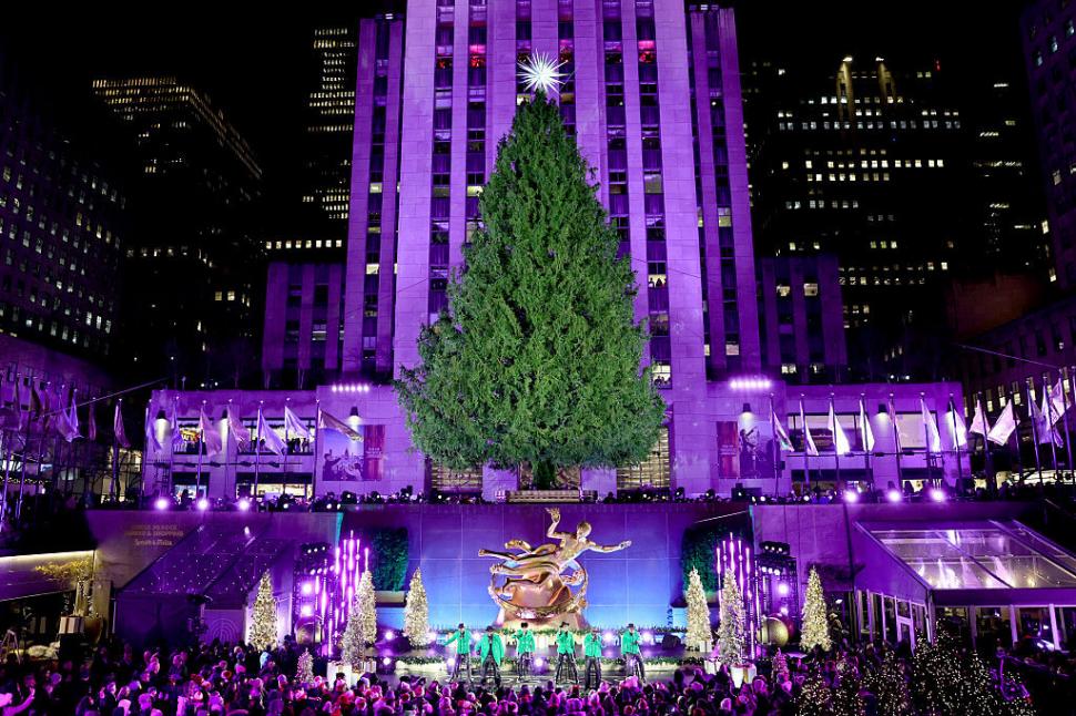 Momentul în care e aprins celebrul brad de la Rockefeller Center din New York: Are în vârf o stea cu 3 milioane de cristale Swarovski 1028849