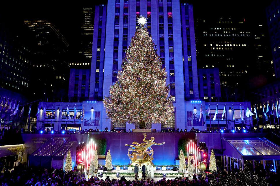 Momentul în care e aprins celebrul brad de la Rockefeller Center din New York: Are în vârf o stea cu 3 milioane de cristale Swarovski 1028850