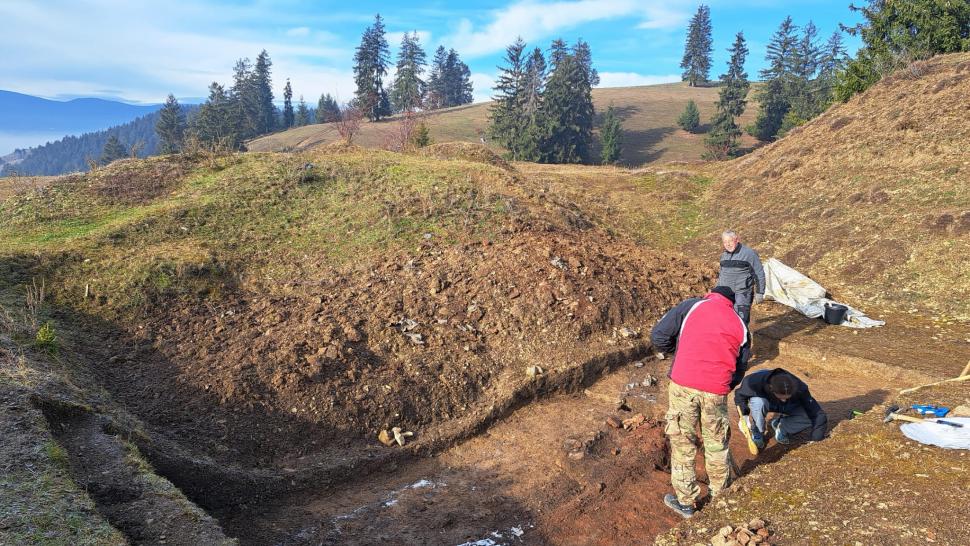 Noile descoperiri arheologice de la Cetatea Zânelor şi Dâmbul Cetăţii oferă detalii despre organizarea aşezărilor preistorice şi dacice 1029302