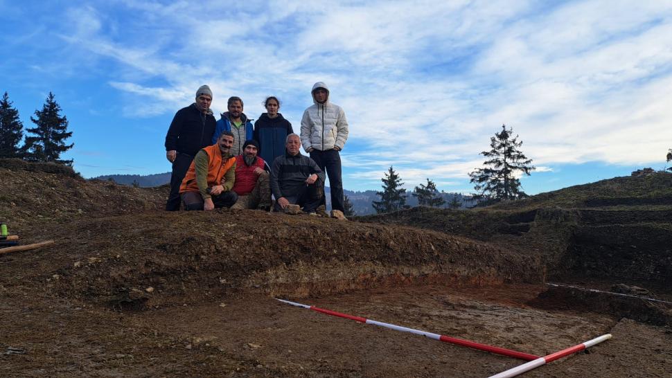 Noile descoperiri arheologice de la Cetatea Zânelor şi Dâmbul Cetăţii oferă detalii despre organizarea aşezărilor preistorice şi dacice 1029307