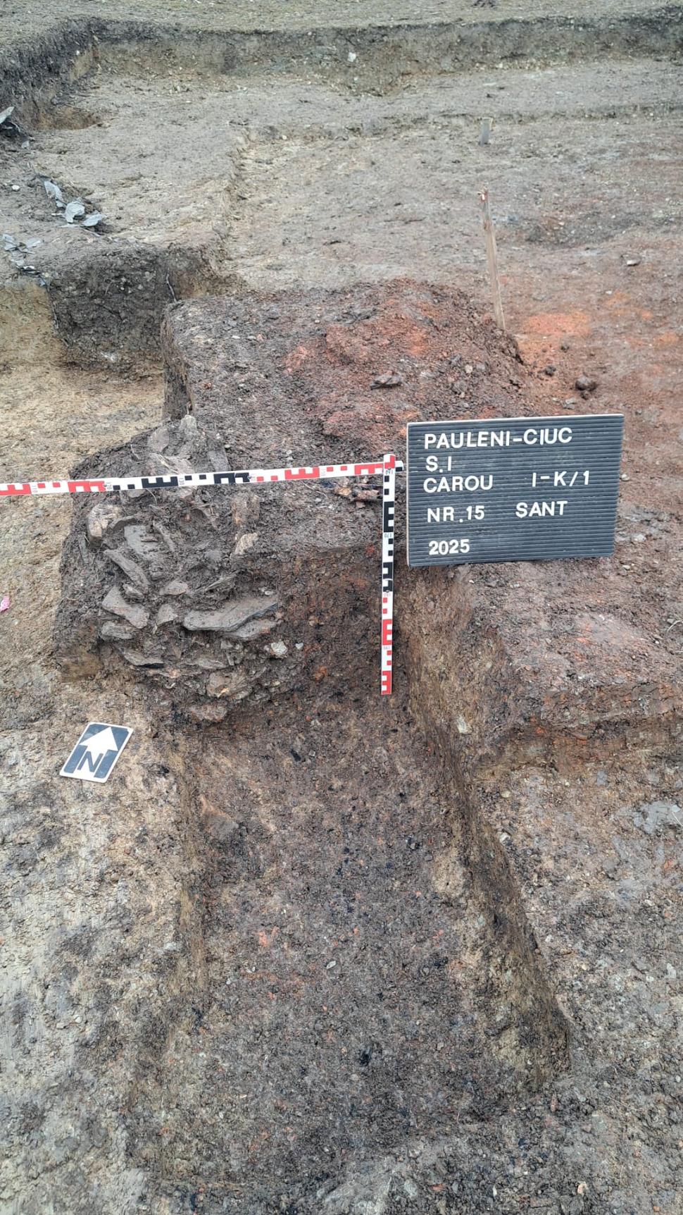 Noile descoperiri arheologice de la Cetatea Zânelor şi Dâmbul Cetăţii oferă detalii despre organizarea aşezărilor preistorice şi dacice 1029308