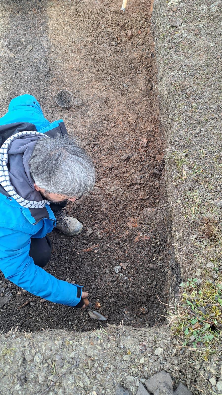 Noile descoperiri arheologice de la Cetatea Zânelor şi Dâmbul Cetăţii oferă detalii despre organizarea aşezărilor preistorice şi dacice 1029309